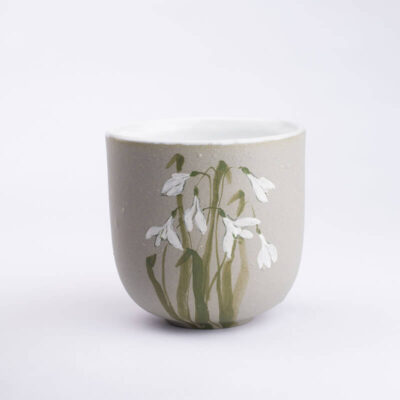 Ručně malovaný pohárek bez ucha s motivem sněženky na šedo-béžovém recyklovaném porcelánu, studio Křak.