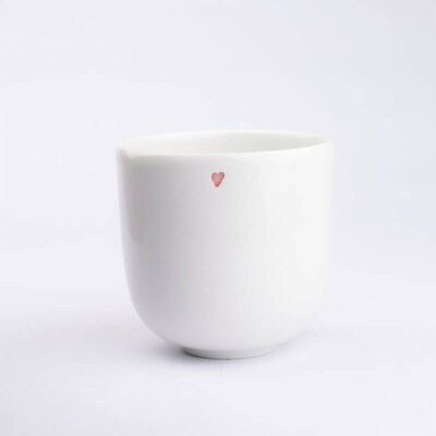 porcelánový bíly pohárek o objemu 260ml s prořezávaným vzorem červenáé srdce