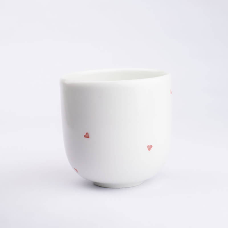 porcelánový bíly pohárek o objemu 260ml s prořezávaným vzorem červené srdce