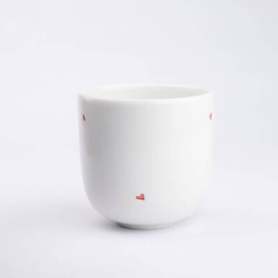 porcelánový bíly pohárek o objemu 260ml s prořezávaným vzorem červená srdce
