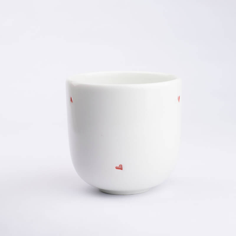 porcelánový bíly pohárek o objemu 260ml s prořezávaným vzorem červená srdce